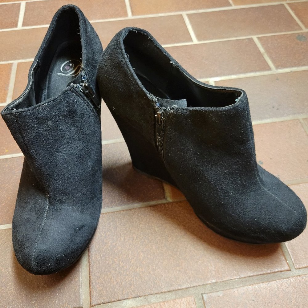 Heart in D black suede wedges